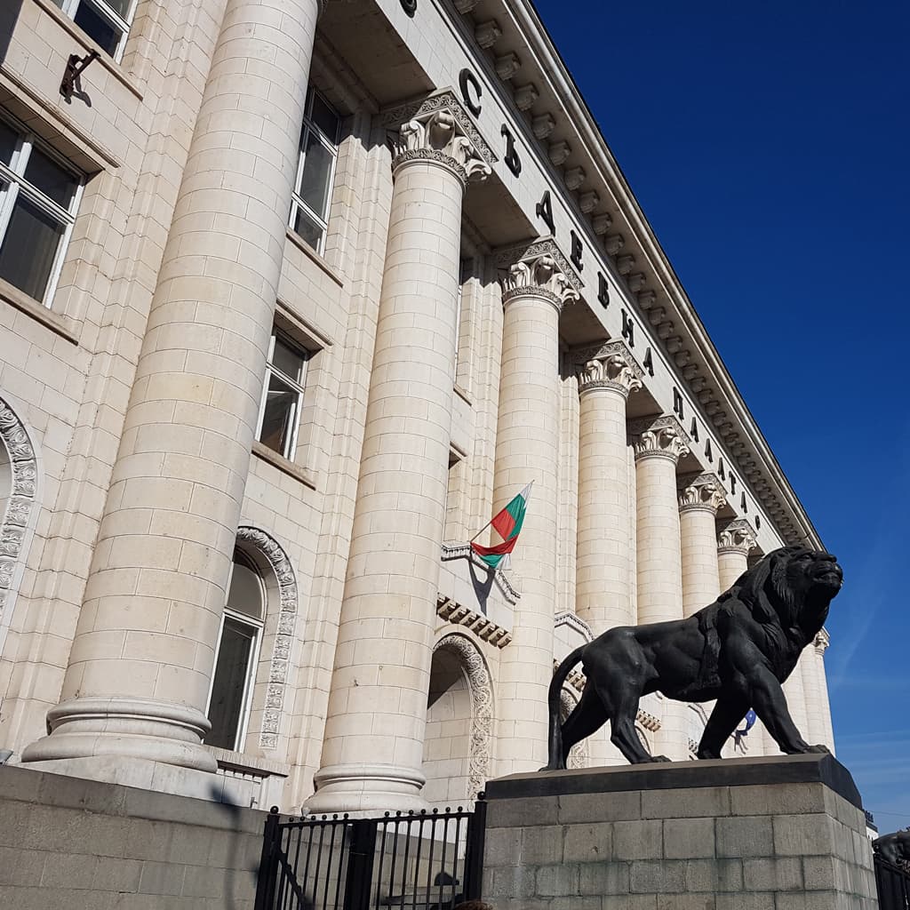 Palácio da justiça em sofia com monumentos de leão