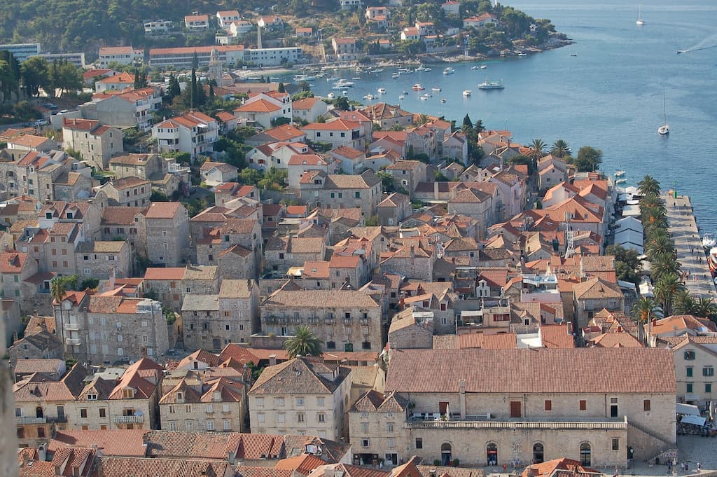 Vista da cidade de hvar na croácia