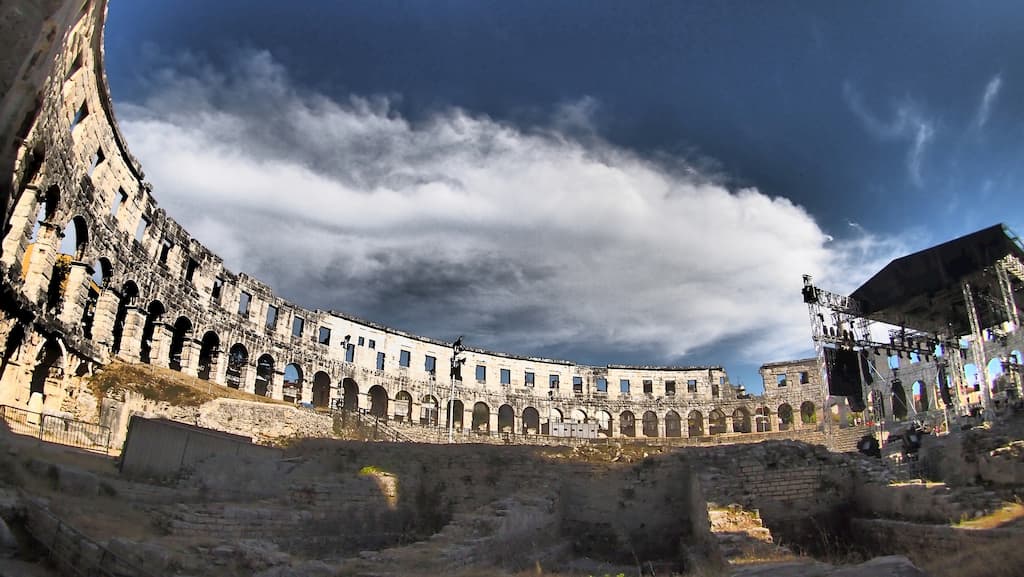 Anfiteatro romano em pula  | cidades turísticas da croácia