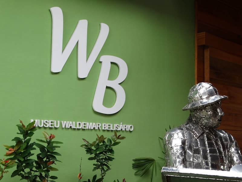 Visite o museu waldemar belisário com chuva em ilhabela