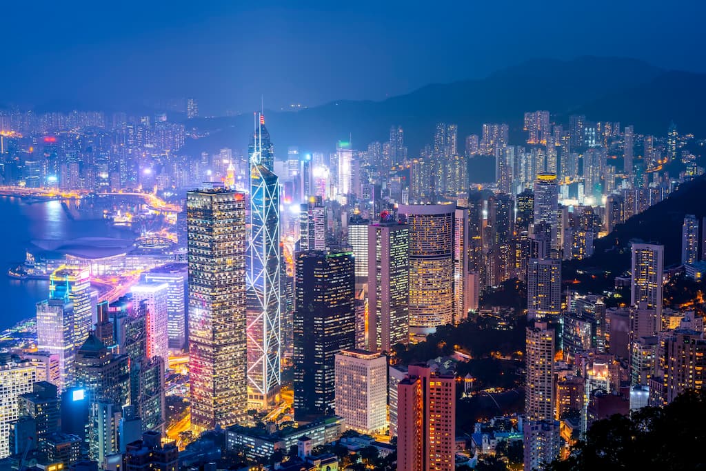 Vista noturna na cidade adminsitrativa de hong kong | cidades para conhecer na china