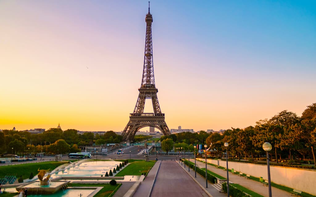 O mais conhecido dos pontos turísticos de paris a torre eiffel