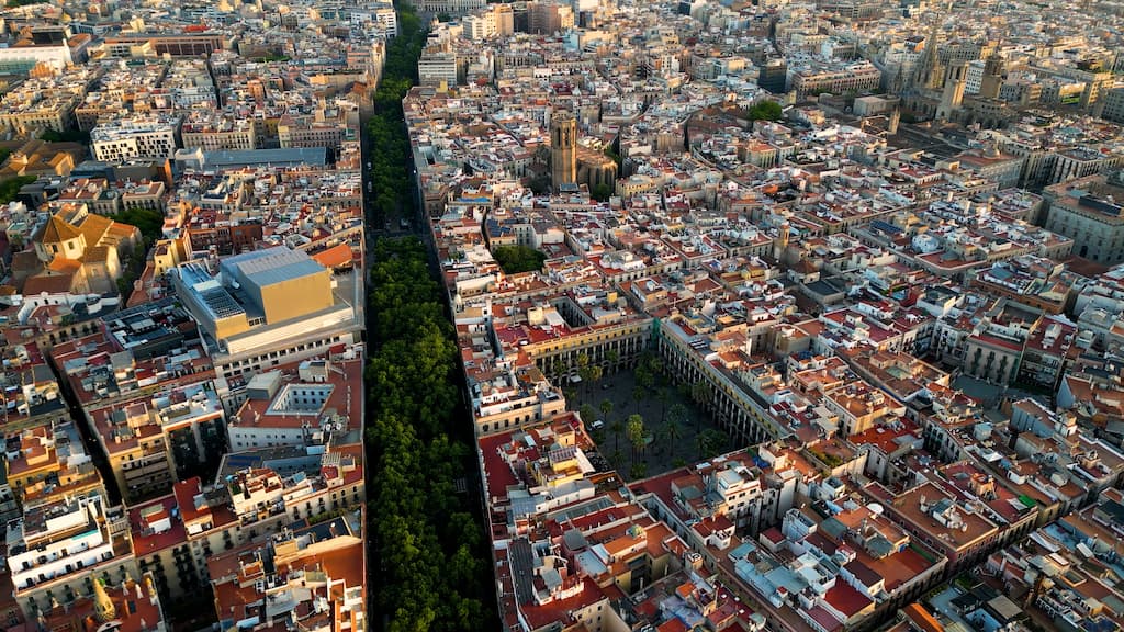 Vista aérea de barcelona com a famosa rua la rambla ao nascer do sol